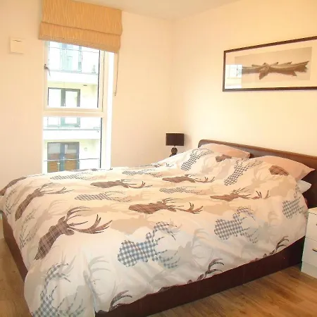 New Central Woking 1 And 2 Bedroom Apartments With Free Gym, Close To Train Station Exterior photo