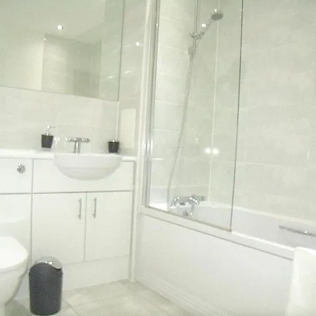 New Central Woking 1 And 2 Bedroom Apartments With Free Gym, Close To Train Station Exterior photo