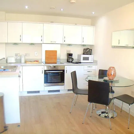 New Central Woking 1 And 2 Bedroom Apartments With Free Gym, Close To Train Station Exterior photo