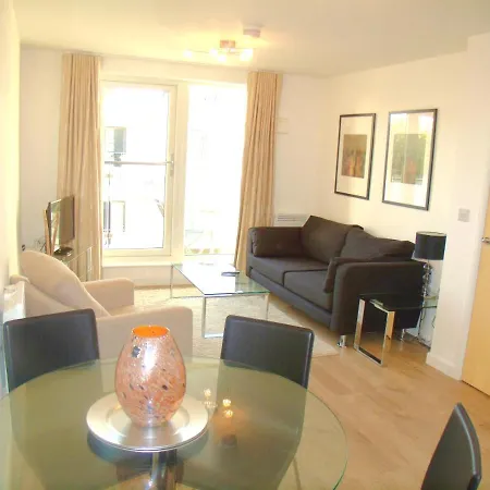 New Central Woking 1 And 2 Bedroom Apartments With Free Gym, Close To Train Station Exterior photo