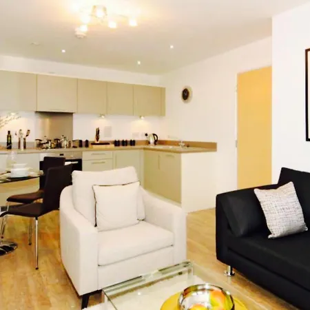 New Central Woking 1 And 2 Bedroom Apartments With Free Gym, Close To Train Station Exterior photo