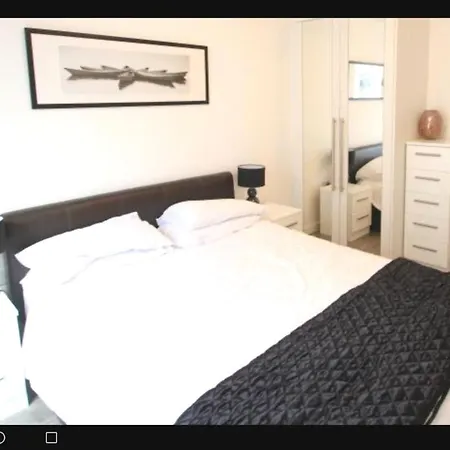 New Central Woking 1 And 2 Bedroom Apartments With Free Gym, Close To Train Station Exterior photo