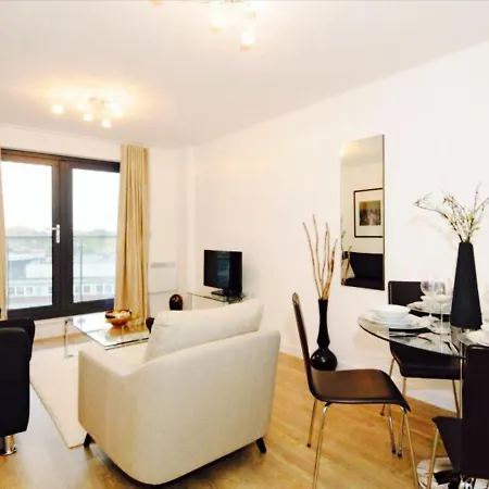 New Central Woking 1 And 2 Bedroom Apartments With Free Gym, Close To Train Station Exterior photo
