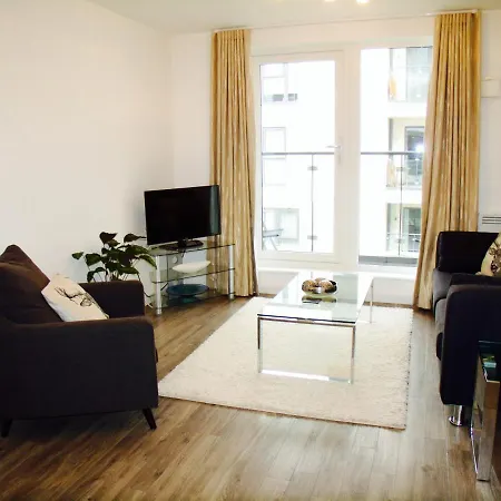 New Central Woking 1 And 2 Bedroom Apartments With Free Gym, Close To Train Station Exterior photo