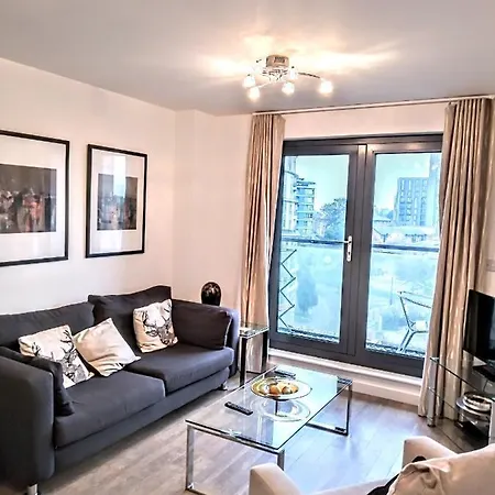 New Central Woking 1 And 2 Bedroom Apartments With Free Gym, Close To Train Station Exterior photo
