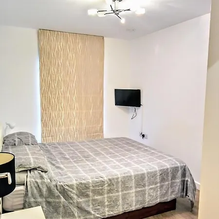 New Central Woking 1 And 2 Bedroom Apartments With Free Gym, Close To Train Station Exterior photo