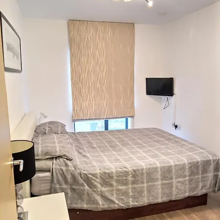 New Central Woking 1 And 2 Bedroom Apartments With Free Gym, Close To Train Station Exterior photo