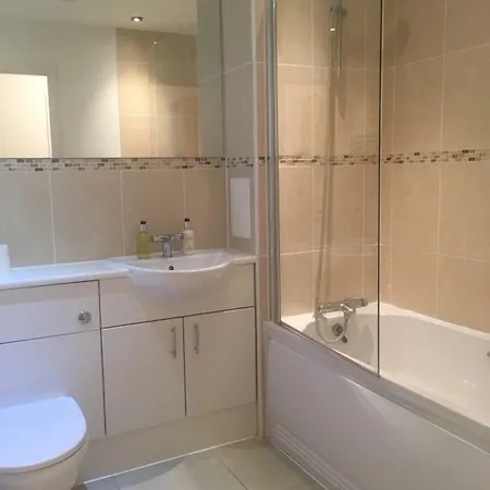 New Central Woking 1 And 2 Bedroom Apartments With Free Gym, Close To Train Station Room photo