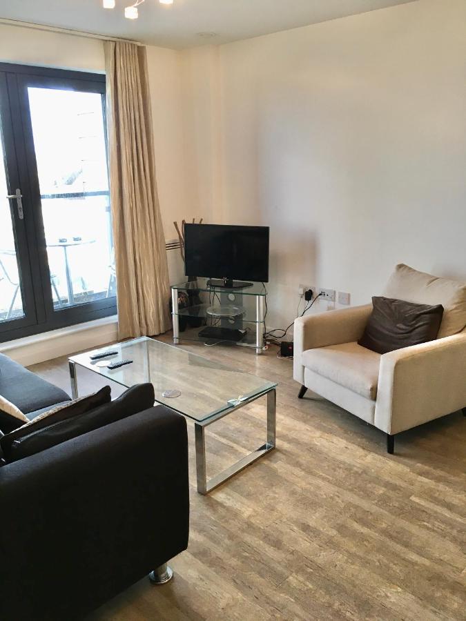 Apartment New 1 And 2 Bedroom With Free Gym, Close To Train Station Woking